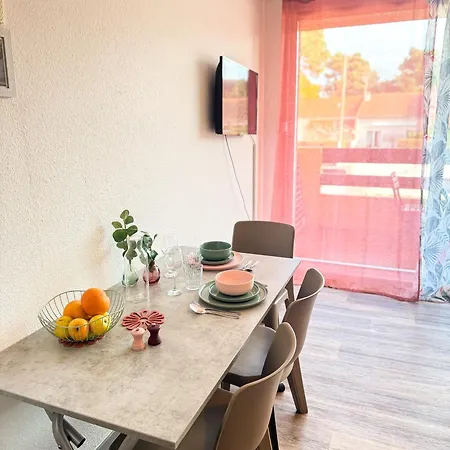 Avec Piscine A 500m De La Apartment